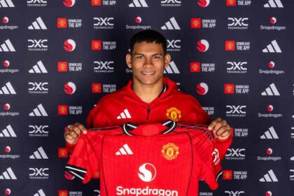 leon-signs-for-united