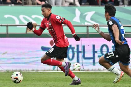 video:-former-united-star-sends-fans-crazy-with-25-yard-wonder-strike-in-crucial-league-fixture