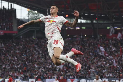 pictures:-sesko-lands-in-manchester-to-finalise-blockbuster-transfer-to-united