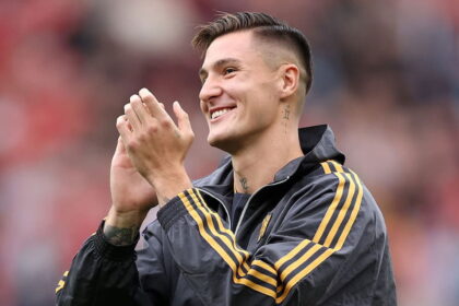 man-united-fans-respond-with-emphatic-message-over-new-star-striker-signing-sesko
