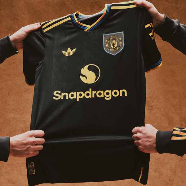 united-to-wear-unique-kit-at-brentford